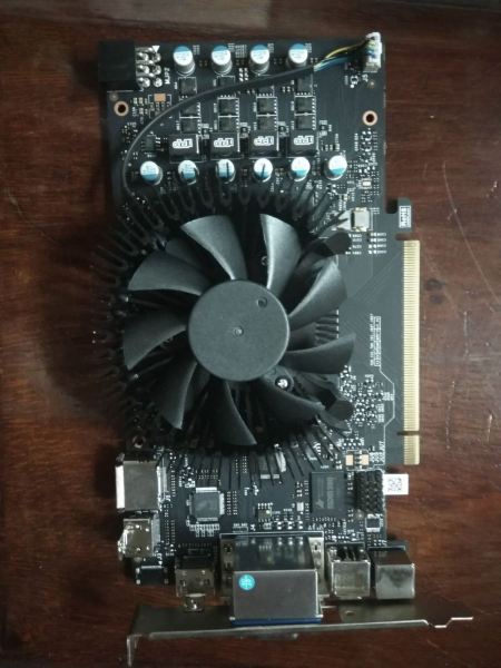 这张是 gtx1050ti的显卡是七彩虹品牌的吗?